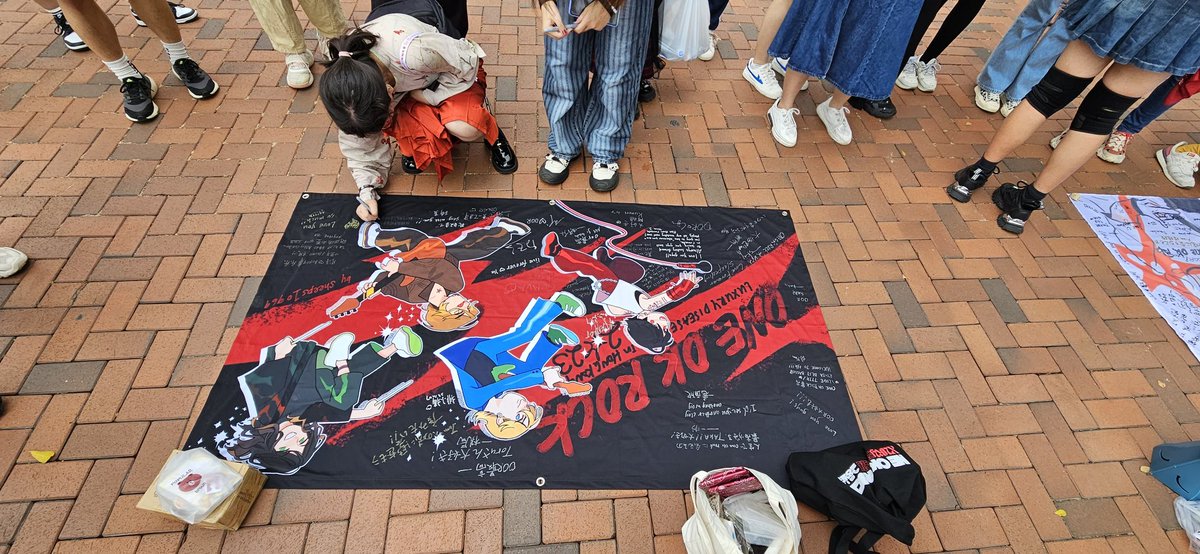sheeps10969's tweet photo. I didn't talk about it here, but I actually flew to Hong Kong to see ONE OK ROCK

I prepared a banner and everything! it's filled with the beautiful signatures and wishes from fans https://t.co/jtdflAnoWI