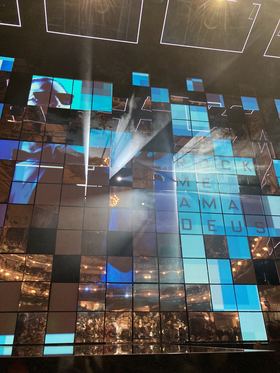 Kraemerei's tweet photo. #Wien, #RockmeAmadeus: durfte gestern dabei sein &amp; nicht nur, weil ich #Falco‘s Musik liebe: es ist genial!Bühnenbild, Orchester, Cast: ganz, ganz großes Kino, dieses #Musical. Gratulation ans Ensemble, speziell alter Ego Alex Melcher &amp; das Team @MusicalviennaVB https://t.co/f95tQN9jJU