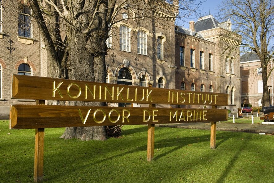 Ray15Kramer's tweet image. Gisteren namens @FMW_NLDA aanwezig bij de installatie van ruim 100 nieuwe adelborsten @kon_marine van de lichting 2023 na afronding MIP. Prachtige ceremonie op het KIM in het bijzijn van genodigden, familie en vrienden. “Kennis is macht, karakter is meer”. Van harte gefeliciteerd