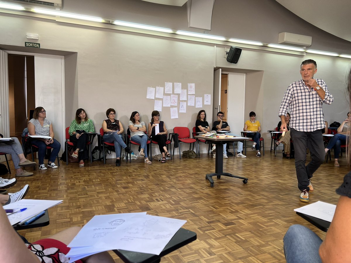 eAdmGovernObert's tweet photo. En @kaos_xavier de @Coperfield4sg ens ajuda a trencar barreres i crear xarxa entre nosaltres al taller de “Metodologies disruptives de treball en equip” d’aquest matí. 

📌 l’objectiu del taller = crear equips de treball pel TF 

#postgrauGovObert #postgraueAdmGovObert https://t.co/GbMPEf5vOR