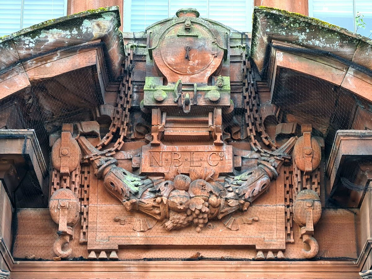 Sculpture of a steam engine over the door of the North British Locomotive Company offices in the Springburn area of Glasgow. 

Cont./

#glasgow #glasgowhistory #steamengines #finnieston #sculpture #train #trains #architecture #glasgowbuildings