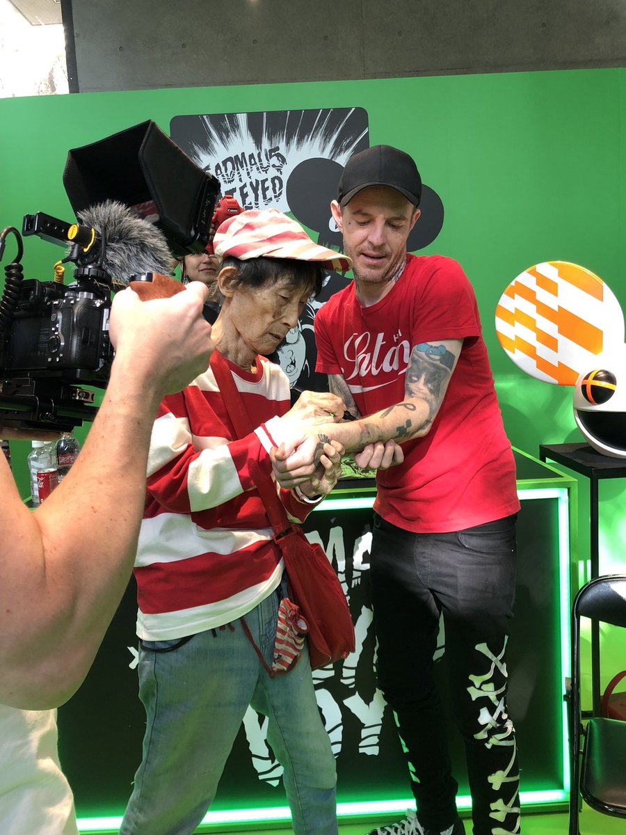 デッドマウスさん@deadmau5 と初対面 彼の腕にタトゥー用のサインを