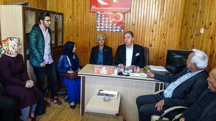 _umbertoeco__'s tweet image. Muhtar, köye gelen bir milletvekiline, “İki büyük problemimiz var” der.
Milletvekili, “Lafı mı olur muhtar, söyle halledelim” yanıtını verir.
“Birinci sorun” der, muhtar. “Köyde sağlık ocağı var ama doktor yok…”
“Hemen sağlık bakanını arayıp hallediyorum” der, milletvekili. Cep…