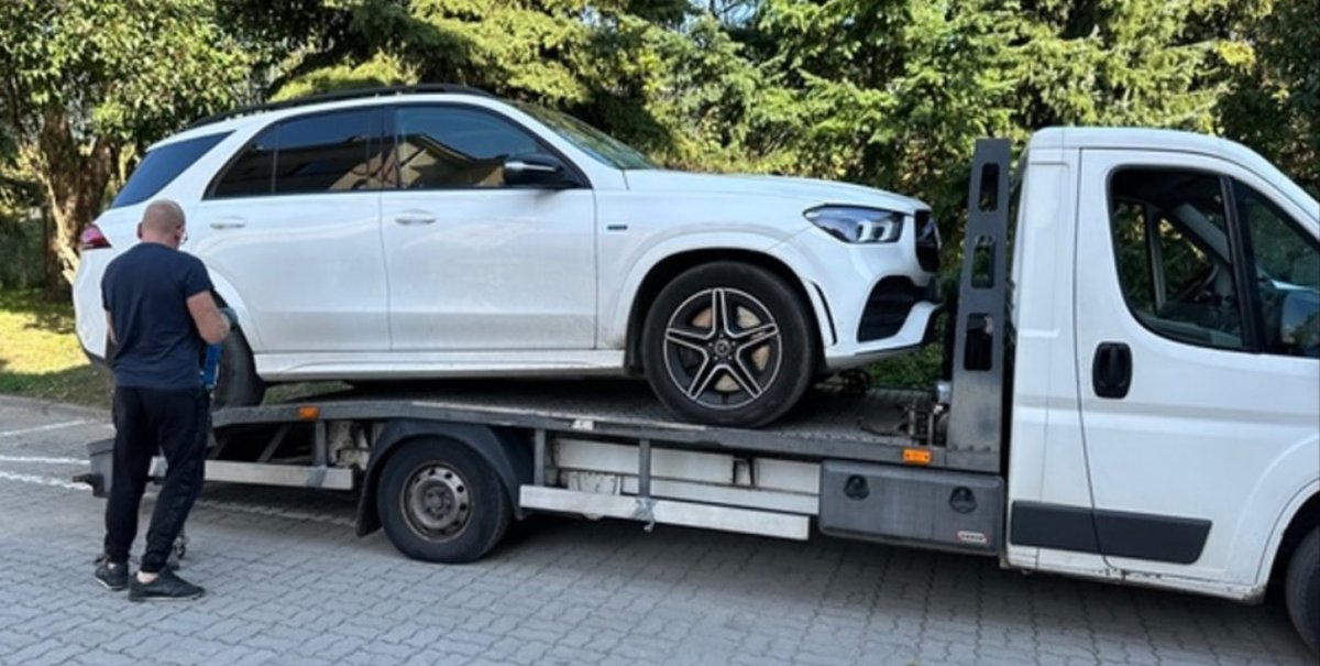 haloursynowpl's tweet photo. Remont ulicy kosztował mieszkańca Ursynowa parę tysięcy złotych... https://t.co/I4bUJPMxDG #ursynow https://t.co/w2yQDl46BR