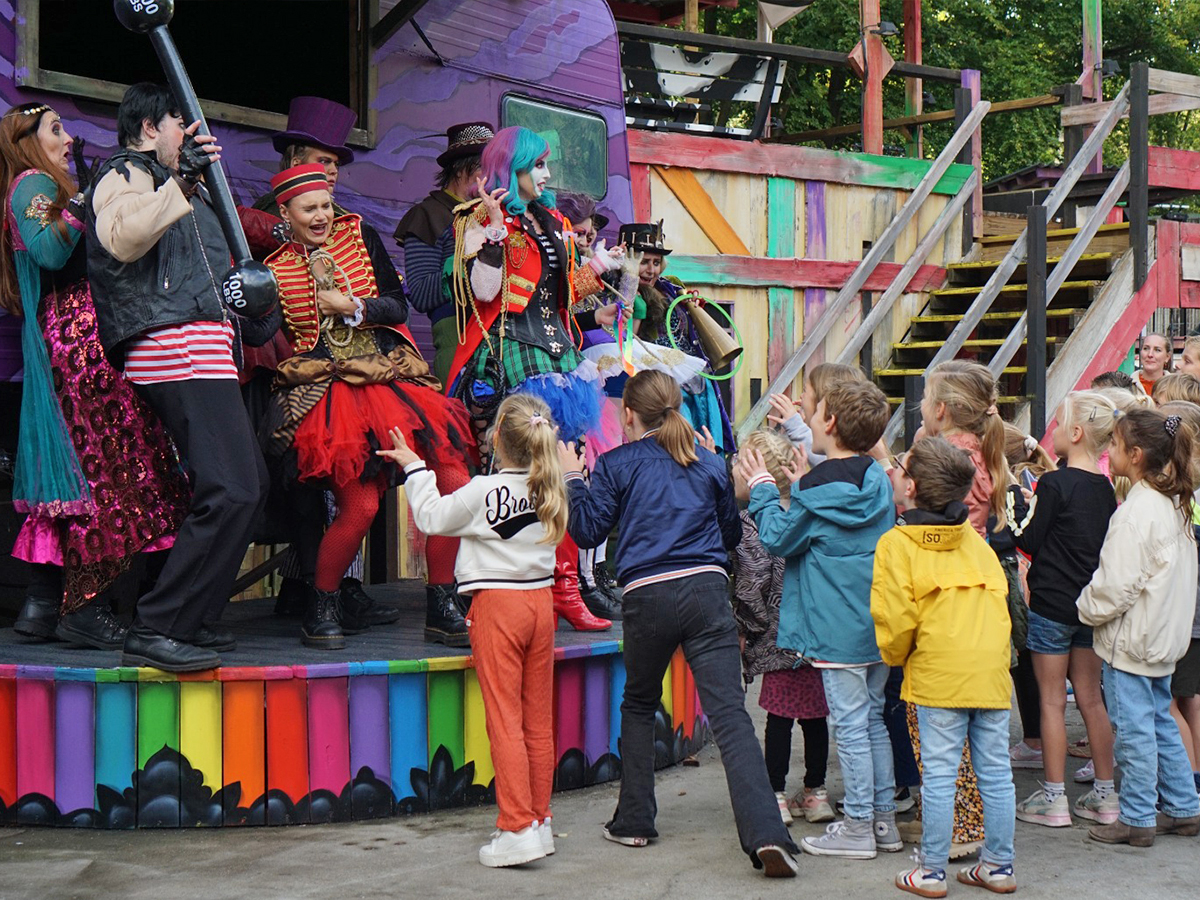 WalibiHolland's tweet photo. Halloween Spooky Days is begonnen! ππ» Daysee heeft al een aantal nieuwe monsters gevonden, maar zoekt er nog veel meer! Ze heeft jouw hulp hard nodig. π https://t.co/JEll7tdqIO #halloweenspookydays #halloween #oktober #walibiholland #daysee https://t.co/7IarjQQ3yJ