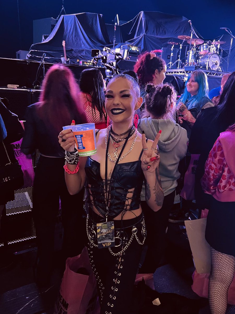 JazxKellsxx's tweet photo. 1 year ago today I flew to Scotland and saw my favourite human being to ever walk the planet and it was the best weekend of my entire life 🖤🥰🩷 Memories from this trip come into my mind daily, it was so special and one to definitely be remembered 🥰💞 #MainstreamSelloutTour https://t.co/0g255ZybhD