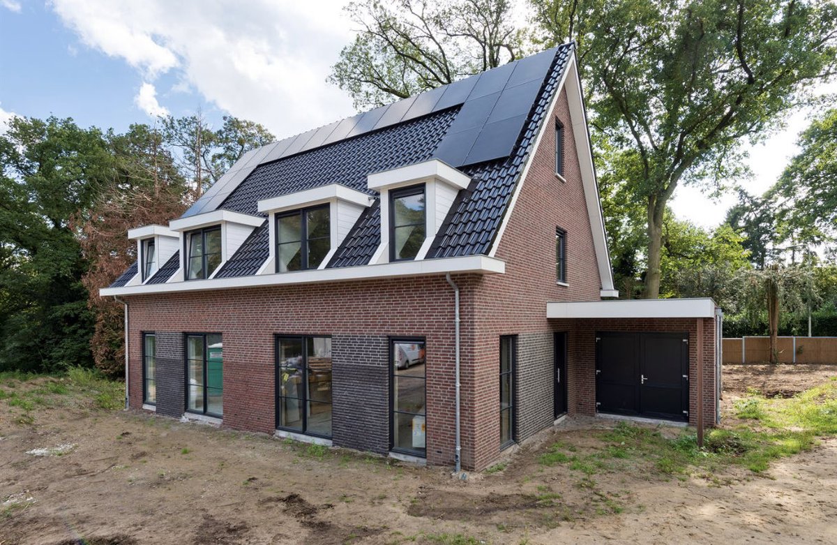725.000 v.o.n. voor de helft van dit huis met energie A label. Het land staat er vol mee. Als ik aan Rutte 1/2/3/4 en architectuur denk, zie zo’n huis.