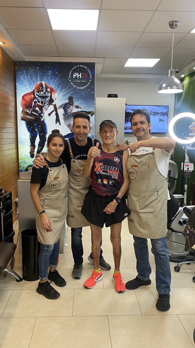 ❤️Todo un orgullo que nos visites después de recoger tu bolsa del corredor, Miguel.
Miguel García Velasco es el atleta inscrito de más edad con 87 años. 
Pero que bien te queda la camiseta 👏👏.

#10kElTorcallaPazmlg #malaga