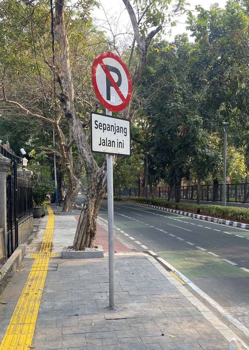 prawiraa's tweet photo. @dishubjakarta petugas dishub di lapangan agar ditatar ttg rambu2 lalin. Mrk tdk bs bedakan tanda S dan P disilang. Tgl 4/10 pk 9:00 mobil sy mau diderek, krn berhenti tdk smp 1 menit di dekat rambu P disilang. Lokasi Ecopark Tebet. Ada Bajaj parkir malah dibiarkan krn roda 3. https://t.co/qCj2l0LFkB