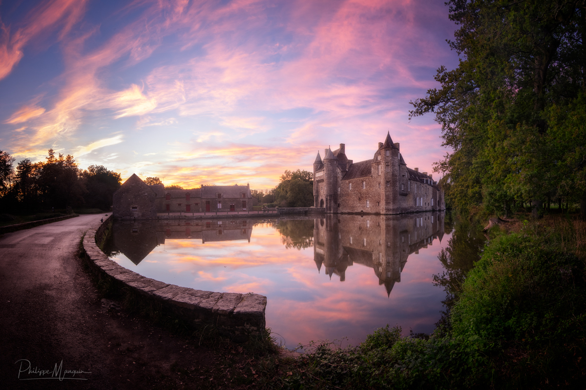 Le soleil se couche une fois de plus sur la forêt mais cette fois ci, il décide de se parer de quelques belles couleurs avant de tirer sa réverence sur le chateau de #Trecesson. #bretagne #broceliande #morbihan