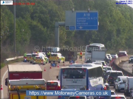 MotorwayCameras's tweet image. #M25 Clockwise is CLOSED between J24 (Potters Bar / Barnet / Enfield) and J25 due to an overturned vehicle - Road not expected to fully re-open before 11:00 - Latest @ Roadca.ms/1808