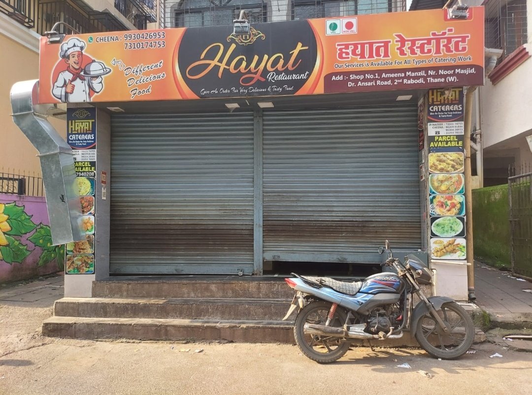 _khanhani's tweet photo. Dear TMC, Kindly note this eatery,has no proper ventilation.Releases all the smoke which has caused respiratory problems with all the residents. It is open till late in the night past 12.Please take action and resolve.
@TMCaTweetAway @ThaneCityPolice @TMCsmartcity
#rabodi #thane https://t.co/aoW87bkoHb