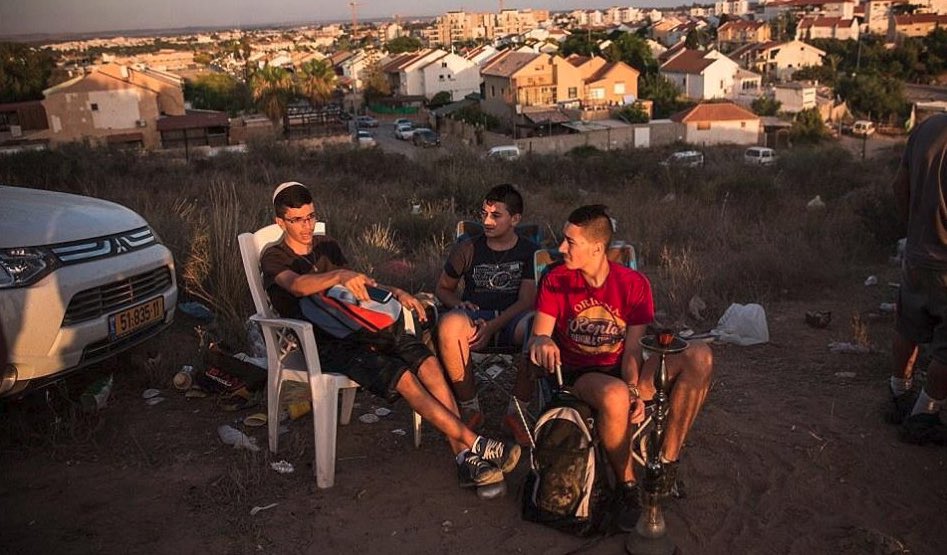 postoctobrist's tweet photo. Just remembering that in Sderot, the city closest to Gaza and currently being attacked by Hamas, in 2014 Israelis used to bring seats and binoculars and popcorn to watch the air strikes https://t.co/tqHpoiUGeR