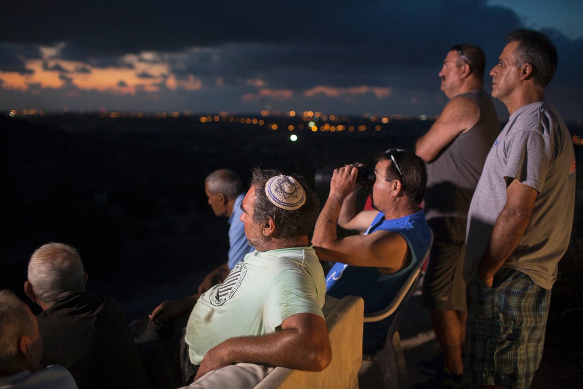 postoctobrist's tweet photo. Just remembering that in Sderot, the city closest to Gaza and currently being attacked by Hamas, in 2014 Israelis used to bring seats and binoculars and popcorn to watch the air strikes https://t.co/tqHpoiUGeR