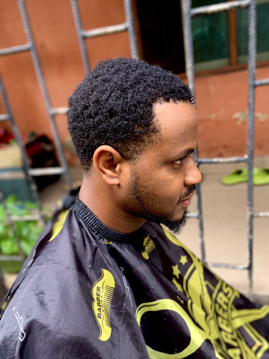 TheEliteTrimmer's tweet photo. Continue working, continue doing it, don’t give up…your time will come!
High fade and lineup,what do you think?
#elitetrimmer #lagosbarber #barber #barbergang #Davido #Odumodu #Durk #nairamarley #Buju #Isreal #masterbarber #haircut #highfade #viral #explore #urbanbarber https://t.co/yfPz9fyZqZ