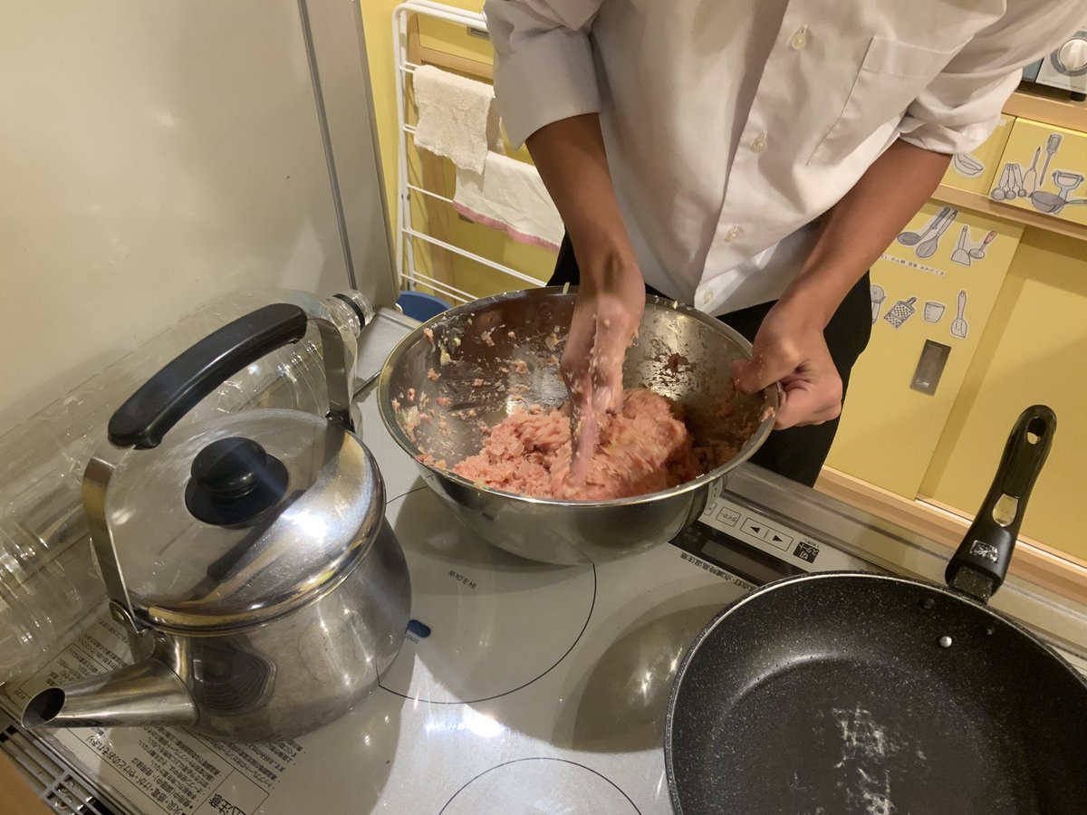 毎週土曜日17:15~18:45は、中高生タイム！！
今日は、中学生がハンバーグをつくってるよー
スタッフへの飯テロ。。。笑

#らいつ　#石巻市子どもセンター　#キッチン　#児童館