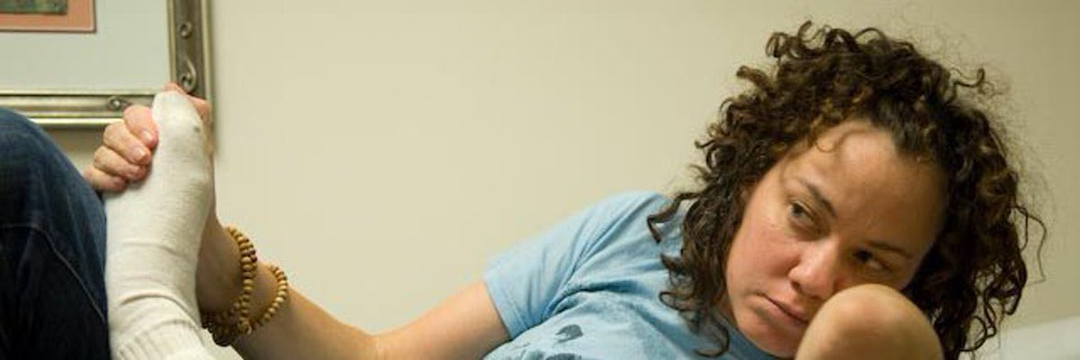 « One morning, Rogers Hartmann noticed a crick in her neck. “I just assumed I'd slept on it wrong”. But it didn't go away. “Over the next few months, my neck and torso began to twist and tilt to the right so far that my head was almost upside down.” »
bit.ly/3Q6BzBa