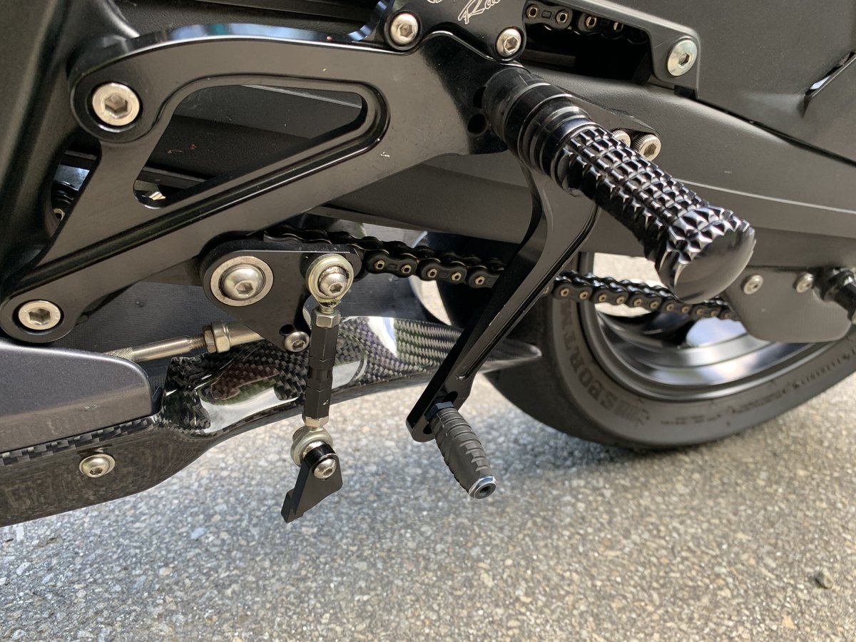 RinRin_FD2's tweet photo. OVER製CBR250RR用バックステップの逆チェンジキット付属品のこのパーツ、転倒や過度な負荷かけずに普通に使ってるだけで2度も同じ破損の仕方してるんですけど、設計や強度見直した方がいいと思います。
ちょっともう信用できないので他社のステップに変更させていただきます。 https://t.co/NGI9NiwcKr