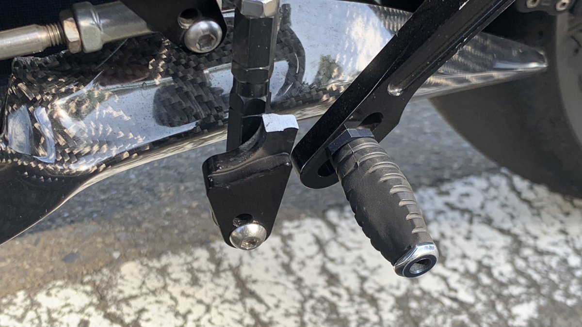 RinRin_FD2's tweet photo. OVER製CBR250RR用バックステップの逆チェンジキット付属品のこのパーツ、転倒や過度な負荷かけずに普通に使ってるだけで2度も同じ破損の仕方してるんですけど、設計や強度見直した方がいいと思います。
ちょっともう信用できないので他社のステップに変更させていただきます。 https://t.co/NGI9NiwcKr