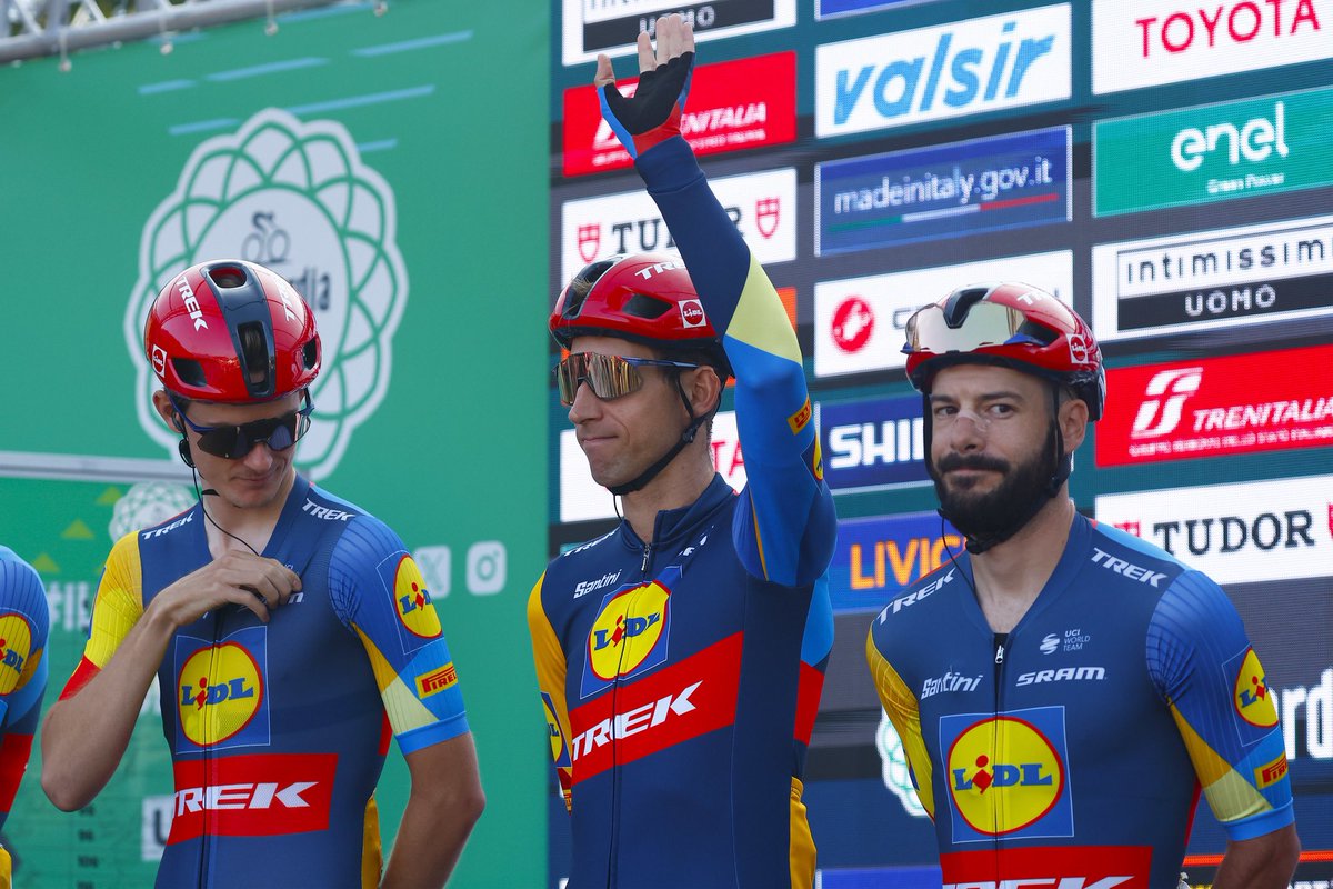 LidlTrek's tweet photo. Who’s ready for the last Monument ? 🙋‍♂️
@Il_Lombardia has just started 👊

GO TEAM 👇 #IlLombardia 
@BaukeMollema 
@JulienBernard17 
@AmanuelAmanyel3 
@juanpelopez97 
@SunJjak 
@NATNAELTESFATS1 
@A_Hellemose https://t.co/1uoukiQ4dL