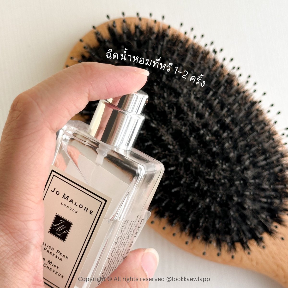 ใครชอบผมหอมๆ แนะนำ hair mist กลิ่น english pear ของป้าโจเลยยย กลิ่นหอมลัคชู หอมผู้ดี เบจของกลิ่นคือลูกแพรกับดอกไม้ขาว หอมหวานแต่ไม่เลี่ยน แนะนำฉีดน้ำหอมที่หวี 1-2 ครั้งและค่อยหวีที่ผม วิธีนี้ช่วยให้ผมหอมทุกเส้นเลยย (✿˘˘✿) 
--> ใครอยากได้รีโพสต์นี้เลย แจกน้ำหอม 1 ขวด 💖