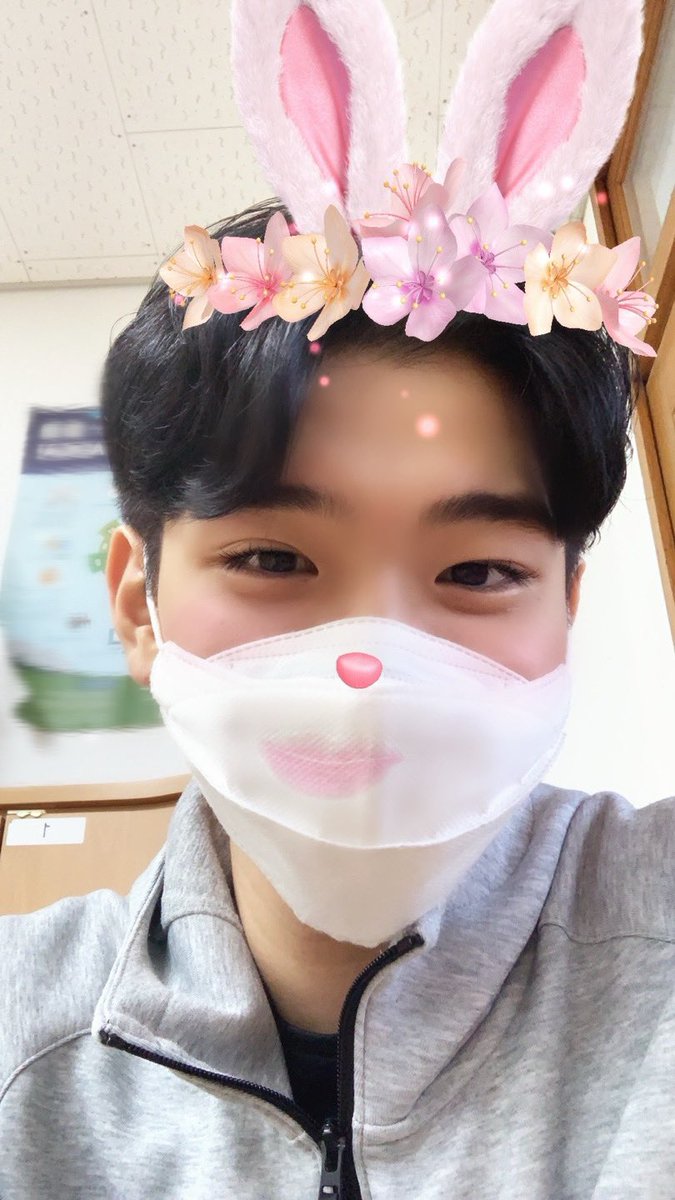ZB1_official's tweet photo. _💌

오랜만에 왔지??
사진이 없어서 예전에 쓰던 폰들도 
열었는데 요상한 큐티 토끼가..💕
그리고 그곳에 내가 한창 질풍노도의
시기에🔥 부르던 뮤지컬 곡도 있더라고..
오늘 그 상자를 살짝 열어볼게!!
이쁘게 봐주랗😜

#KIMTAERAE #김태래
#ZEROBASEONE #ZB1 #제로베이스원 https://t.co/XjvIGFAhbq