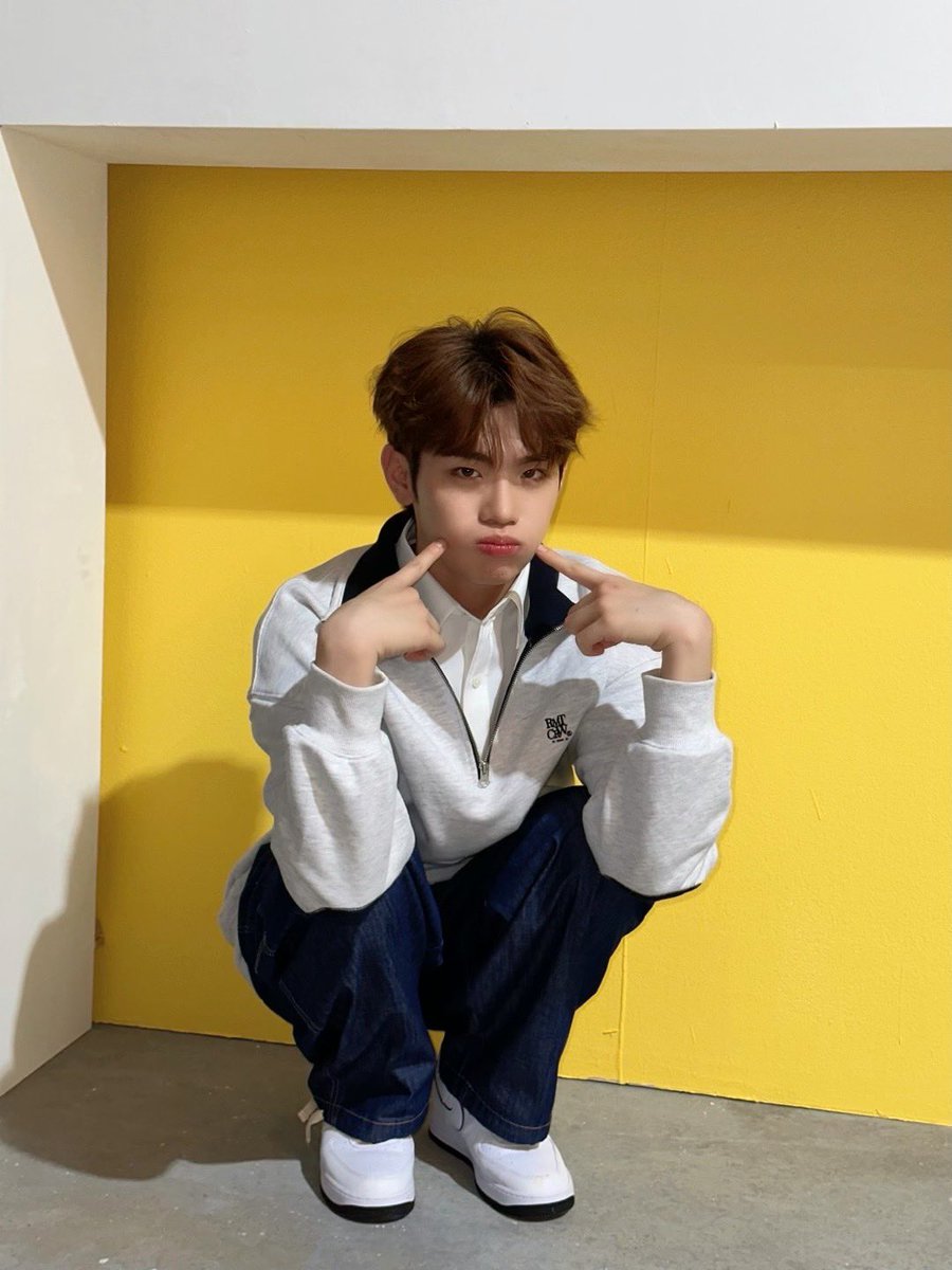 ZB1_official's tweet photo. _💌

오랜만에 왔지??
사진이 없어서 예전에 쓰던 폰들도 
열었는데 요상한 큐티 토끼가..💕
그리고 그곳에 내가 한창 질풍노도의
시기에🔥 부르던 뮤지컬 곡도 있더라고..
오늘 그 상자를 살짝 열어볼게!!
이쁘게 봐주랗😜

#KIMTAERAE #김태래
#ZEROBASEONE #ZB1 #제로베이스원 https://t.co/XjvIGFAhbq