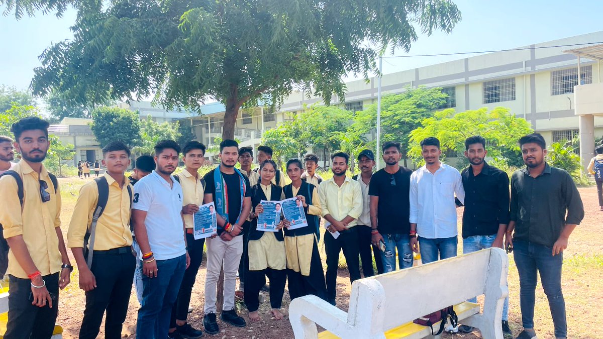 AbhayParouha_'s tweet photo. NSUI प्रदेश अध्यक्ष आशुतोष चौकसे जी के निर्देश अनुसार NSUI कटनी द्वारा तिलक कॉलेज में पहुंच कर एनएसयूआई द्वारा चलाए जा रहे (फर्स्ट वोट फॉर कांग्रेस) कैंपेन की शुरुआत की एवं छात्र-छात्राओं को कांग्रेस सरकार द्वारा किए गए कार्यों के बारे में बताया!
#Firstvoteforcongress https://t.co/ScALojvRAz