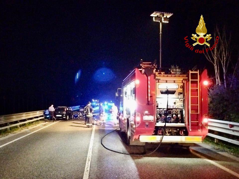 Telecitta's tweet photo. Ennesimo incidente sulla 308 in provincia di Padova, a Camposampiero. Feriti i due conducenti. L’incidente è avvenuto venerdì ore 22.30. I conducenti sono stati liberati da Vf e affidati al 118. A intervenire per primo un capo squadra in quiescenza dei Vf che stava passando https://t.co/pv9O7vdLaJ