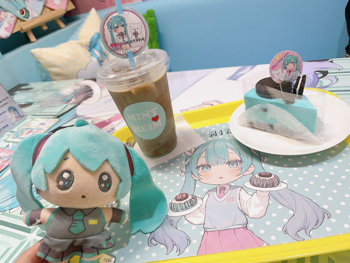 初音ミク 「先日ミントハイムとのコラボカフェ行ってきた!はむねずこ先生のミクちゃん本当可愛い」|波風ぼんのイラスト