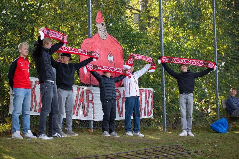 Hossmo_support's tweet photo. Säsongens sista match avklarad och tack vare Trukkens mål i första halvlek och Nybros sena kvittering så stannar vi i 4:an
Tifo Swish: 070 678 90 06❤️🤍 https://t.co/OpQAdhI1MJ
