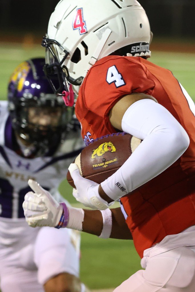 The Plainview Bulldogs battled hard all night but came up just short in a 34-36 loss to Abilene Wylie in the first district game of the season.
Picture gallery:
facebook.com/plainviewathle…

The Bulldogs host Lubbock High next Friday.
#TBW #Breakout