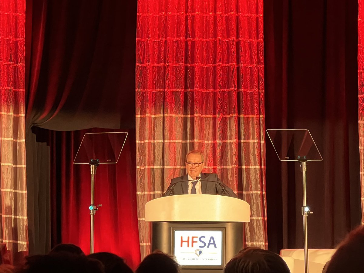 Standing ovation for @rcstarling receiving the Lifetime Achievement Award from the @HFSA. So grateful to have been among your >100 #HF fellows and have learnt so much from you Dr Starling! @ClevelandClinic @Womenintxp_mcs