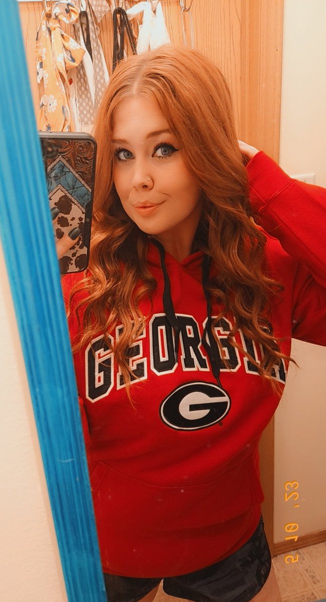 cherbear28_'s tweet photo. it's game day ❤️🖤🏈 #GoDawgs https://t.co/wXG3YxvV5d