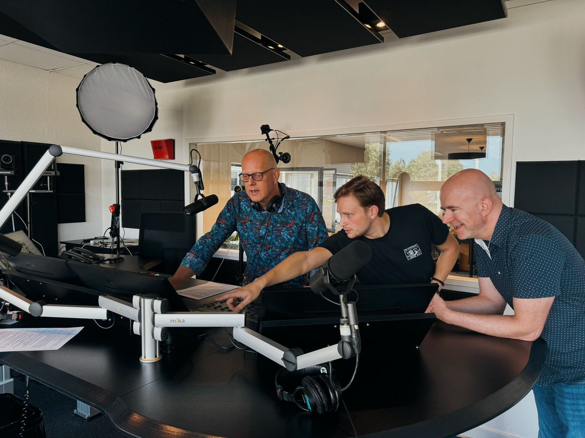 RadiocoachNL's tweet photo. En weer een workshop door @PierrePapa vandaag. De Workshop Radio (schuif) techniek. Muziek/spraakverhouding, de werking van compressie, het werken met de Omniplayer enzv . Met dank aan @StichtingNLPO en met medewerking van Daan Prins (van ZTACK en De Radiofabriek) https://t.co/RGqreW8E8e