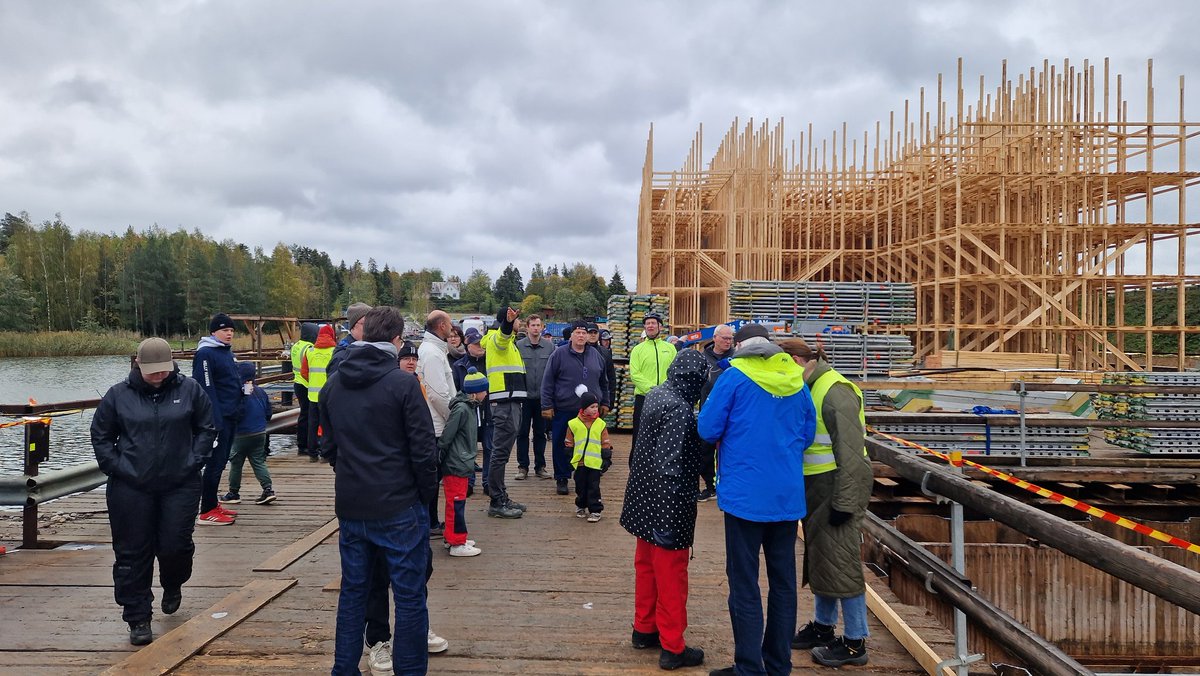 Tänään esiteltiin Kirjalansalmen uuden sillan rakentamista sillasta kiinnostuneille. Massiiviset rakenteet, sillan työjärjestys ja mahdollisuus vierailla työsillalla  kiinnosti. Uusi silta valmistuu 2025 lopussa. Hankkeen toteuttaa <a href="/vaylafi/">Väylävirasto</a> ja <a href="/KreateOy/">Kreate Oy</a> yhteinen Allianssiurakka.