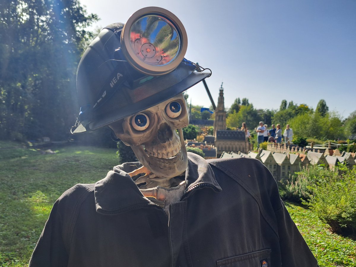 🦇 Halloween commence aujourd'hui à France Miniature !
Du 7 octobre au 5 novembre, les monuments sont envahis de citrouilles, chauve-souris, squelettes… 👻💀🎃
Oserez-vous découvrir cette France drôlement effrayante ?

#Halloween #sortieenfamille #citrouilles #halloweendecor