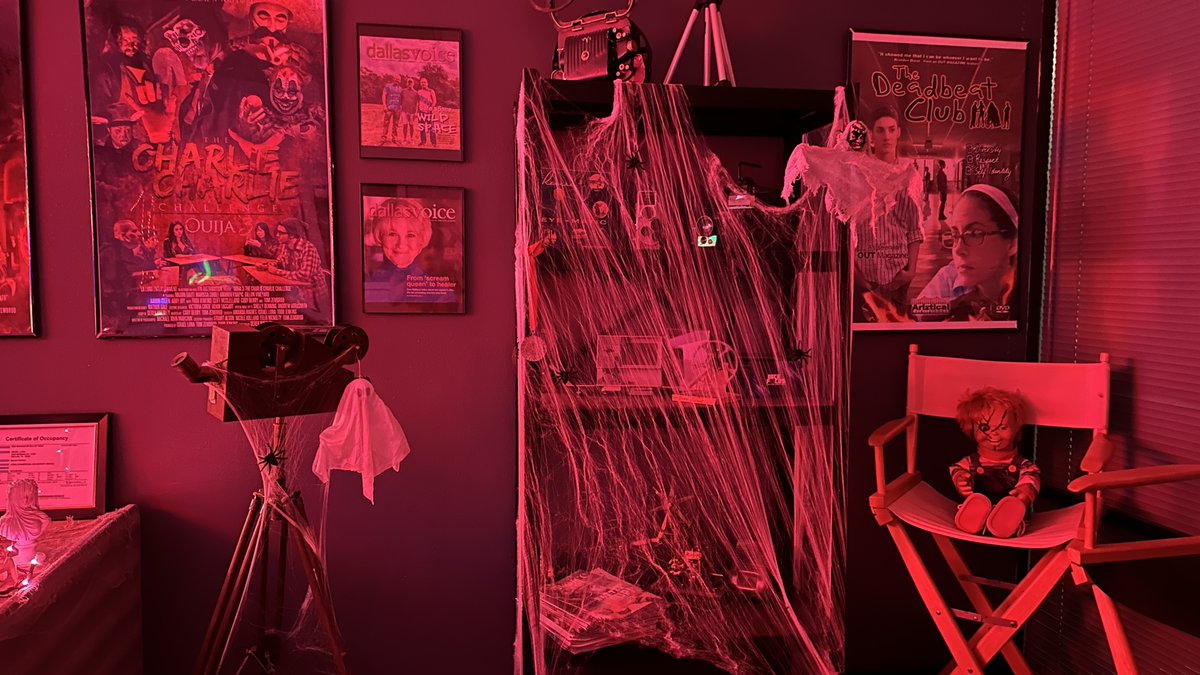 SpayseStudios's tweet photo. Decorations are up at @SpayseStudios for the season! Happy Halloween! #spaysestudios #HappyHalloween https://t.co/bHaNdjWp3g