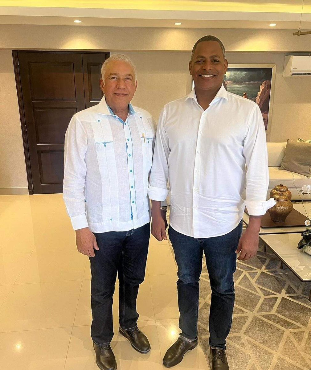 starlyn_ramos's tweet photo. Bolívar Valera ( El BOLI )  Hoy conocí Al Amigo #Andres Bautista con quien conversé de diferentes temas, gracias por contarme anécdotas de su vida, cuantas enseñanzas me han dejado !! , Gracias por darme la bienvenida al @prm_oficial #bolienelprm  Unidos somos más ! 🇩🇴✅ https://t.co/juP15SoF8i