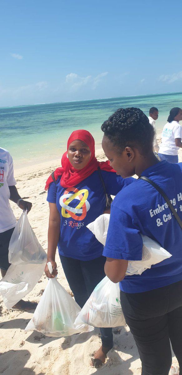 The3Rings1's tweet photo. Today we joined the youth champion for change Mombasa in a beach cleanup activity at Likoni subcounty Shelly beach ,it has been a great opportunity since we were able to mingle with the organization to the 60 champions who are under the state department of youth  affairs. https://t.co/H6ADYYHZwd