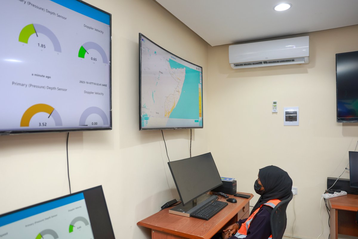 HamzaAbdiBarre's tweet photo. In an effort to evaluate preparedness for potential flooding, I've visited @SoDMA_Somalia HQ today. Heavy rains are putting our riverine communities at risk, making it imperative for both local &amp; Intl. aid organisations to join forces with SoDMA in coordinated emergency response. https://t.co/gU2l6xgZiz