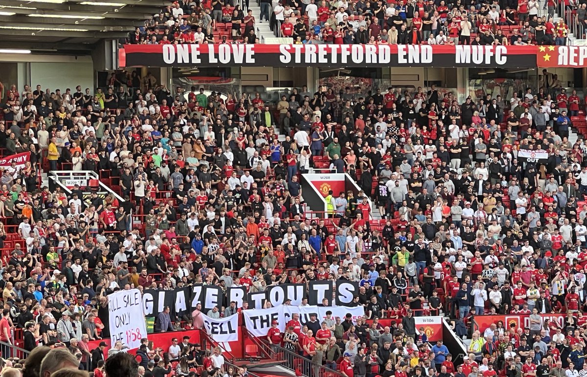 AndyMitten's tweet photo. Stretford End. Strong anti-Glazer songs and flags https://t.co/3YWSXt6CoD