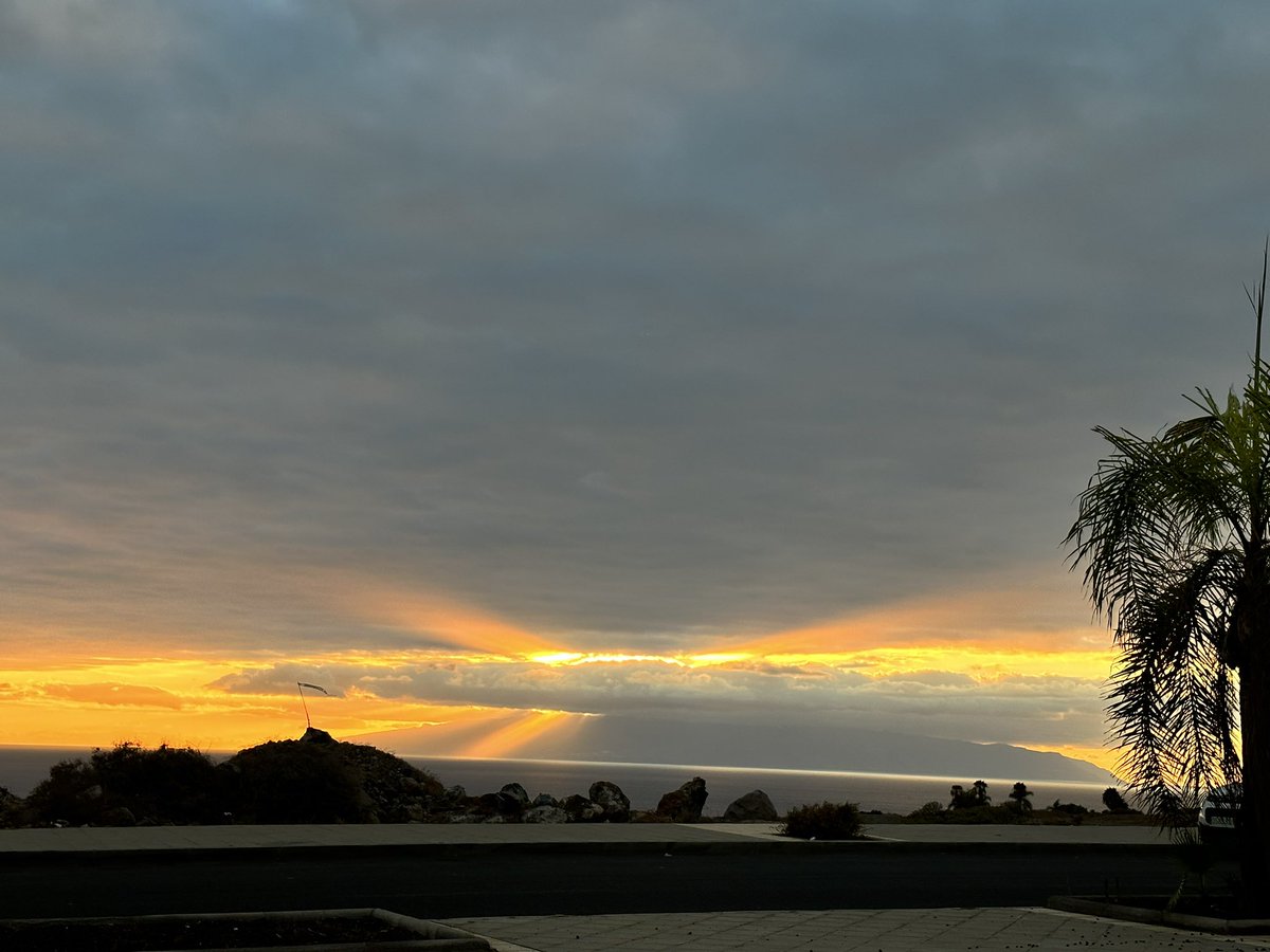 9930nf_'s tweet photo. Los atardeceres que Tenerife me regala https://t.co/xm4RA6LTgq
