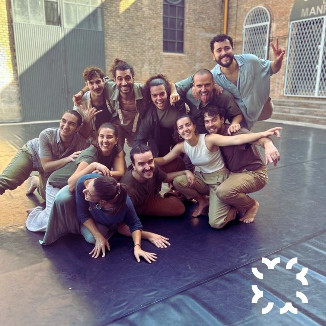 ✅Els més joves del #PlaImpulsaladansadarrel, reflexionen ballant sobre la tradició i el present. 
Una actuació fantàstica, en què la dansa d’arrel n’és l’eix vertebrador. Hem demanat una foto informal ❤️als artistes i, evidentment, no s’han fet pregar. 
#FMediterrania