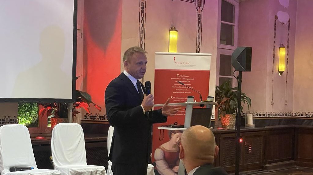Il Min. Lollobrigida e l’Amb. #Varricchio a #Colonia per la consegna del #PremioMercurio2023, assegnato a IndustrieDeNora, multinazionale elettrochimica. Premiati anche <a href="/foscarinilamps/">Foscarini</a>, <a href="/movendotech/">movendo</a> e <a href="/mumacespresso/">Mumac</a> 🇮🇹🤝🇩🇪

Congratulazioni ai vincitori! 👏

<a href="/ItalyMFA/">Farnesina 🇮🇹</a> <a href="/SocialMasaf/">Ministero dell'Agricoltura</a>