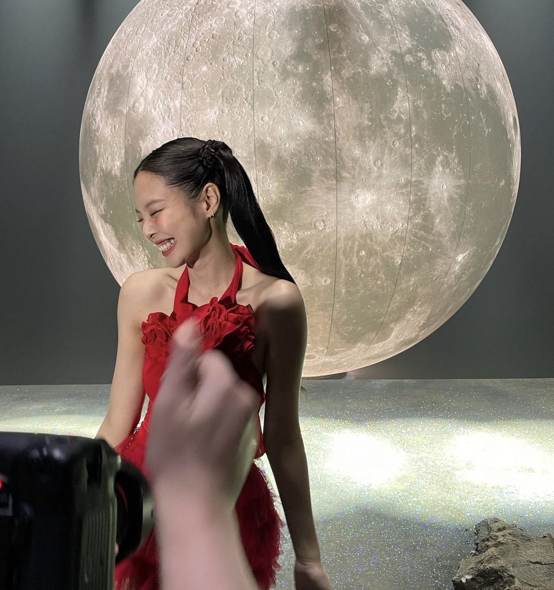 PopBase's tweet photo. BLACKPINK’s Jennie shares new behind the scenes photos from the ‘You &amp; Me’ dance performance video. https://t.co/nrwUjvCuJB