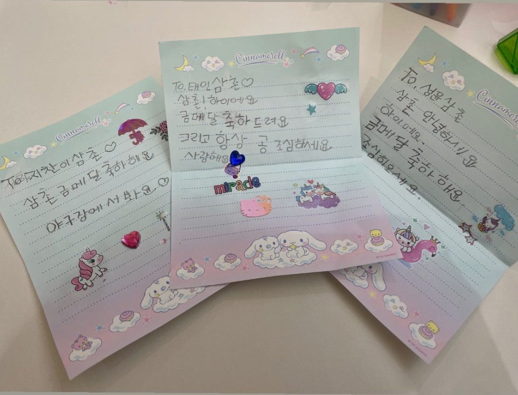 LionsSyndrome's tweet photo. 하이의 편지 
To. 지찬이삼촌♡
삼촌 금메달 축하해요 야구장에서 봐요♡
To. 태인삼촌♡
삼촌! 하이에요 금메달 축하드려요
그리고 항상 공 조심하세요 사랑해요♡
To. 성윤삼촌
삼촌 안녕하세요 하이에요.
금메달 축하해요. 조심히오세요.

성윤이 울겠다 하이야 하트 하나만 주라