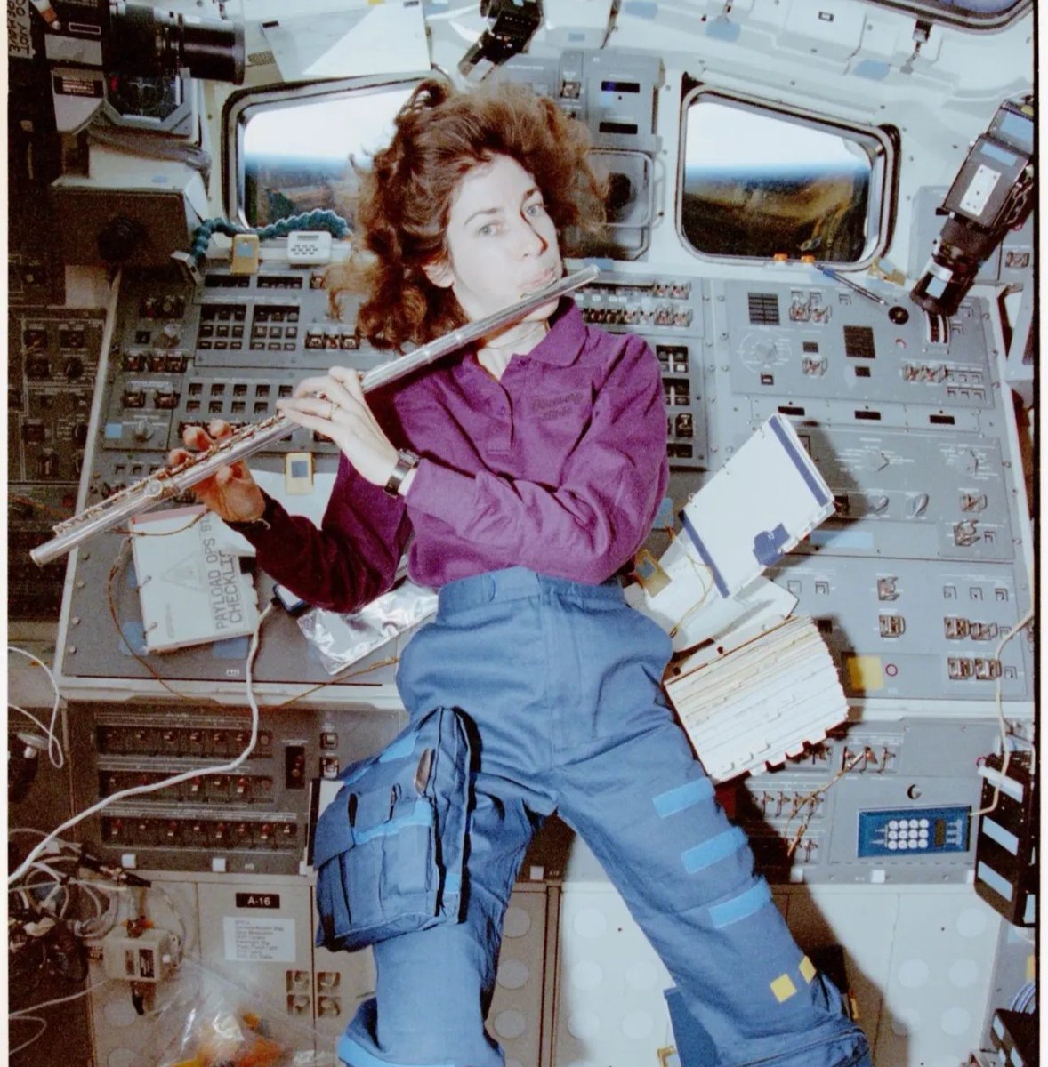 On April 8, 1993, Ellen Ochoa became the first Mexican American in space. “Don’t be afraid to reach for the stars…a good education can take you anywhere on Earth and beyond.” Learn more about her career here: text-message.blogs.archives.gov/2021/06/10/ell… #HispanicHeritageMonth