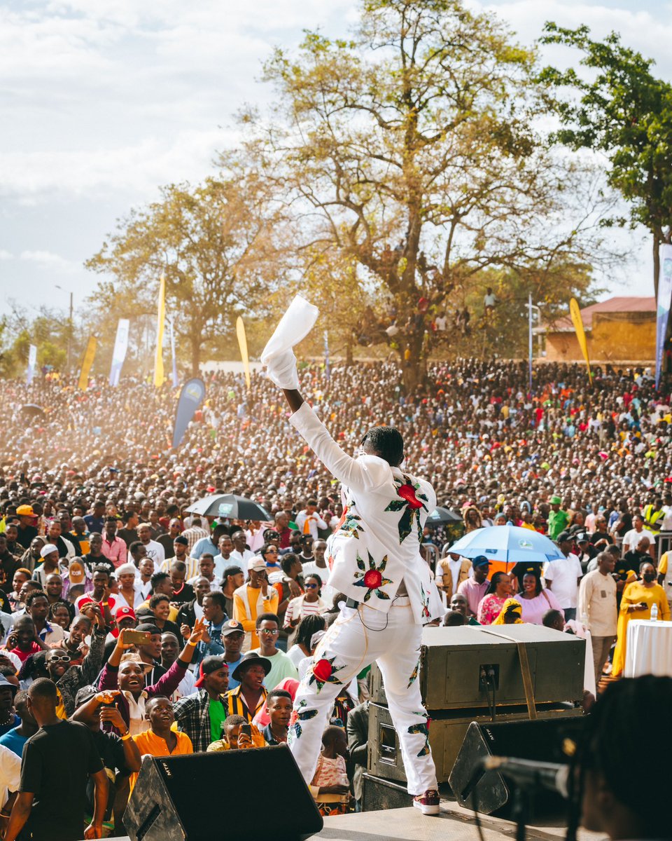 EAPRwanda's tweet photo. @Niyoboscomusic @Bwizaofficial @NgomaDistrict Eywannn ibintu bikomeje kuba uburyohe muri #MTNIwacuMuzika2023 muri @NgomaDistrict Ubwo umuhanzi @chriss_eazy asesekaye kuri stage bikarushaho kuba #AlitOne🔥 https://t.co/AfCVQ7iA5F