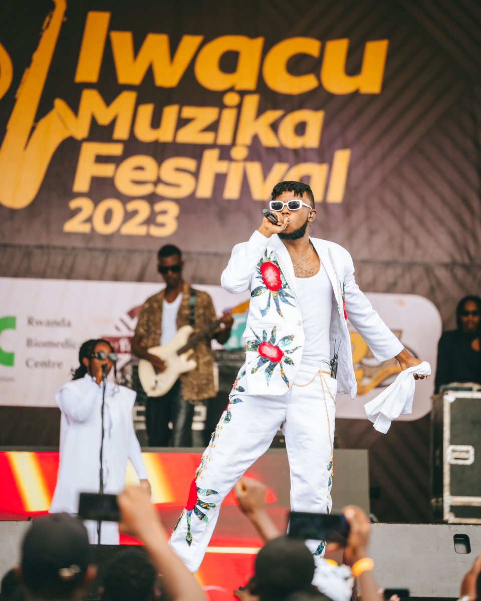 EAPRwanda's tweet photo. @Niyoboscomusic @Bwizaofficial @NgomaDistrict Eywannn ibintu bikomeje kuba uburyohe muri #MTNIwacuMuzika2023 muri @NgomaDistrict Ubwo umuhanzi @chriss_eazy asesekaye kuri stage bikarushaho kuba #AlitOne🔥 https://t.co/AfCVQ7iA5F